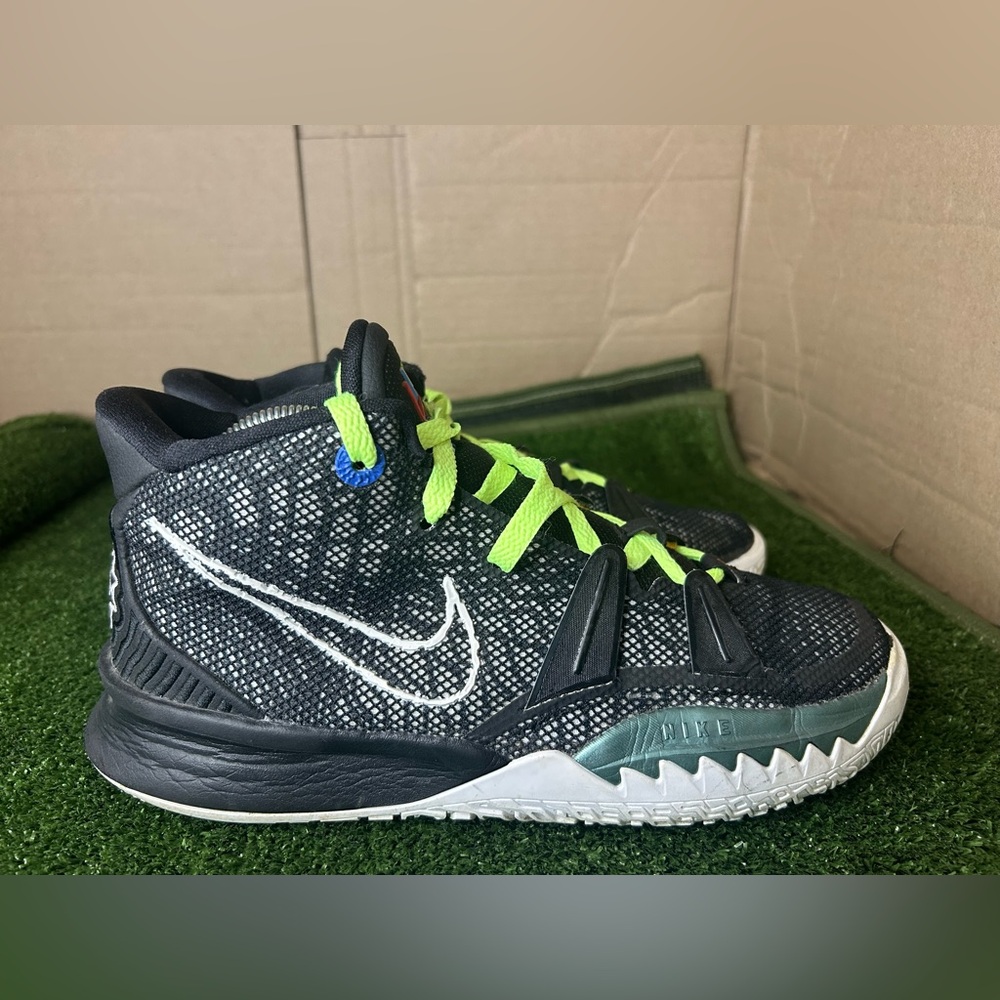 Size 6.5Y (GS) - Nike Kyrie 7 Mid BK Black